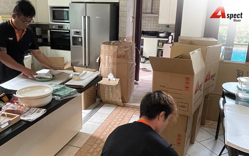 Aspect Mover packing a kitchen for moving.